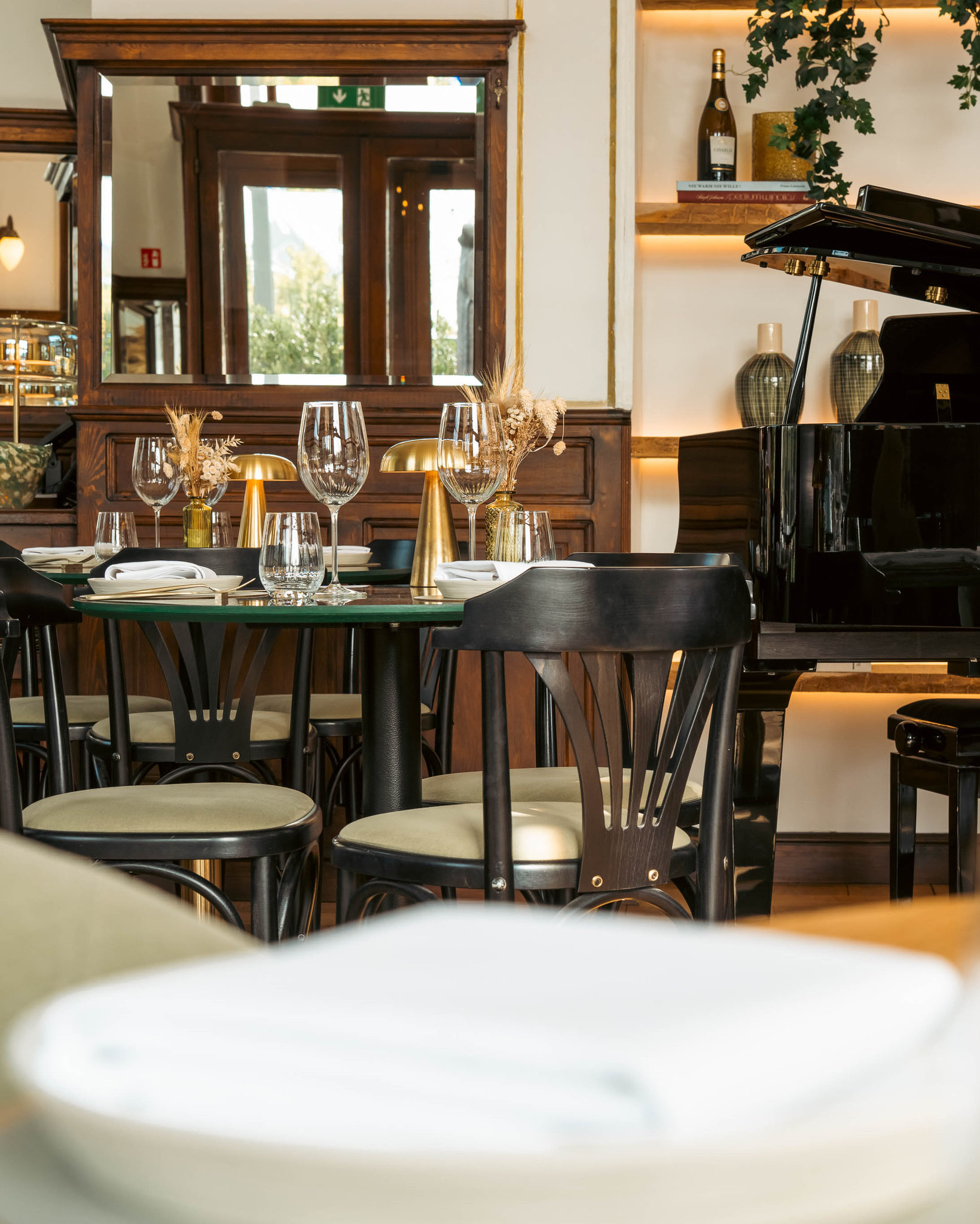 De zaal van Barriq met de gouden wandkast en vleugelpiano