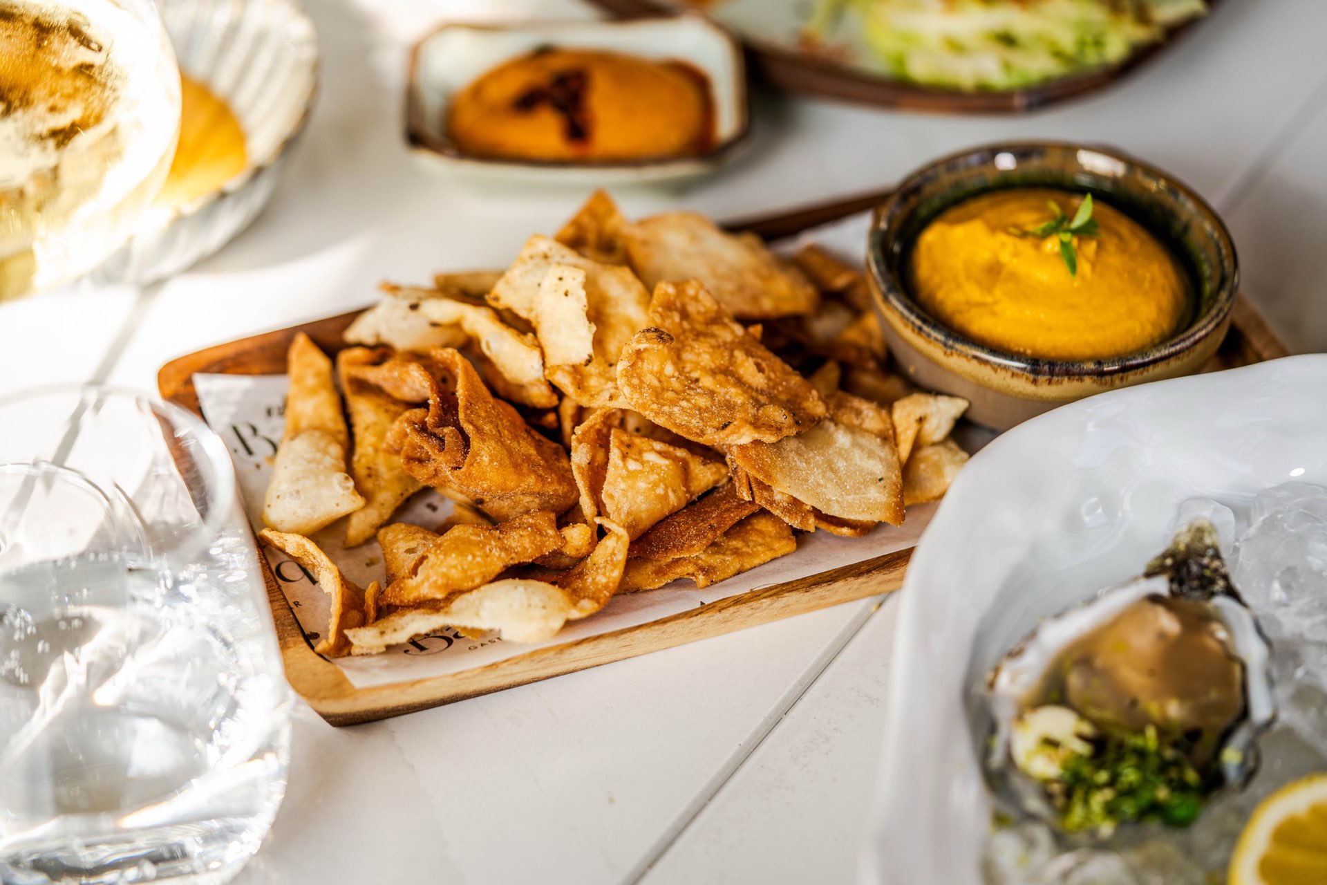 Sharing-gerechten van Barriq op tafel