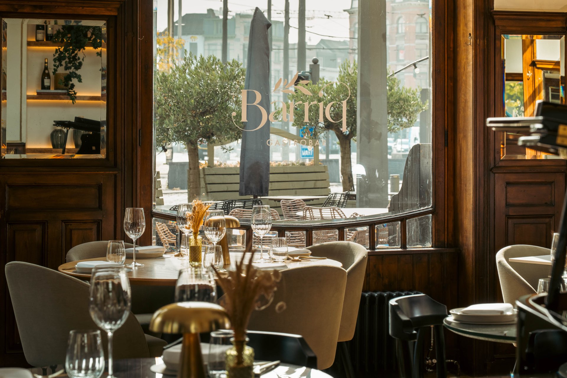 Tafels aan het raam bij Barriq Gastrobar