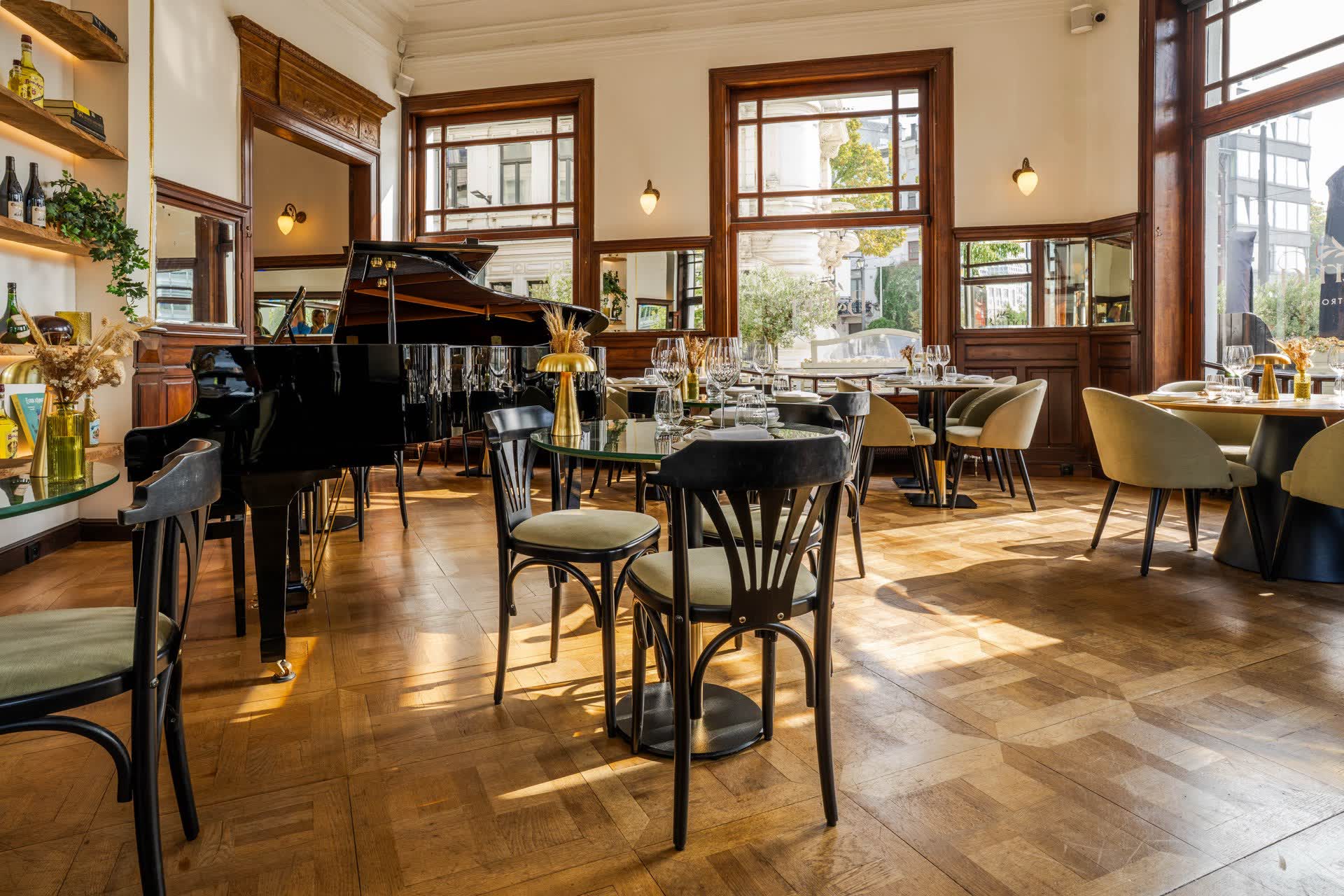 De zaal van Barriq in avondlicht