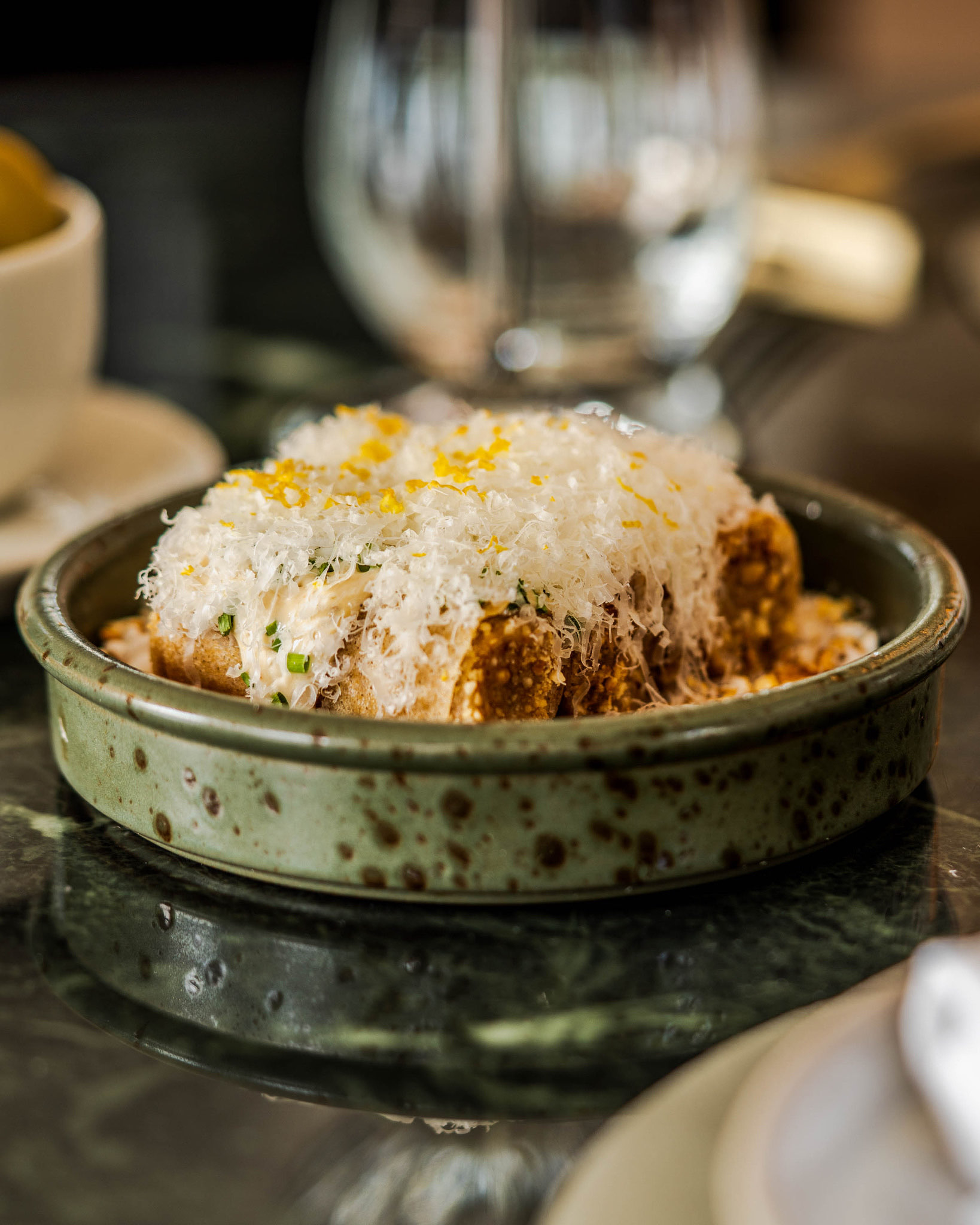 Gerecht van Barriq met parmezaan op de marmeren tafel