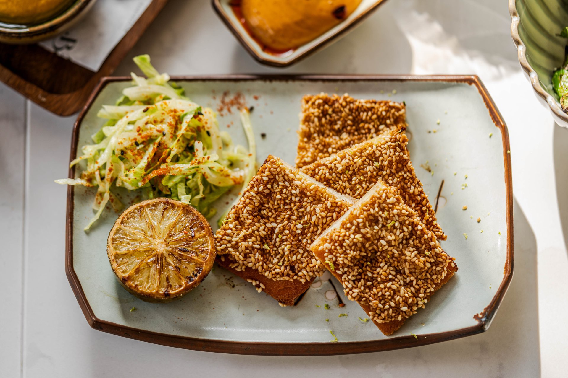 Sharing-gerechten van Barriq: sesam toast met limoen