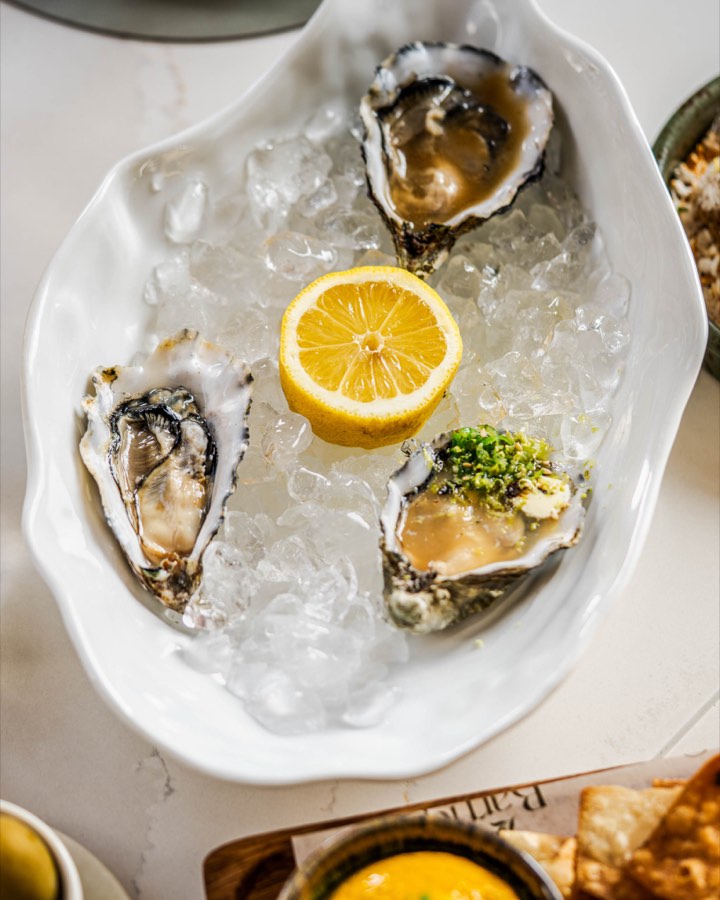 Oesters op ijs met citroen