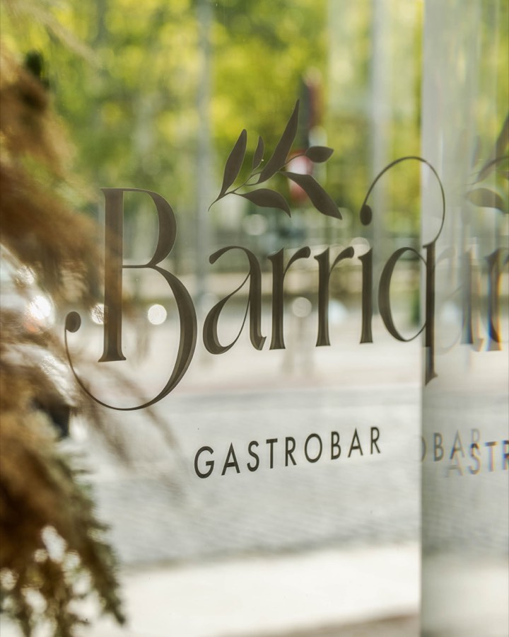 Het Barriq-logo op het raam